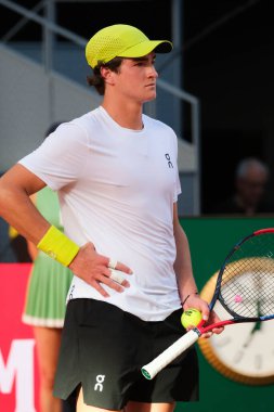 Brezilyalı Joao Fonseca, 23 Nisan 2025 tarihinde İspanya 'nın Madrid kentinde La Caja Magica' da Mutua Madrid Açık 'a karşı eylem halinde.