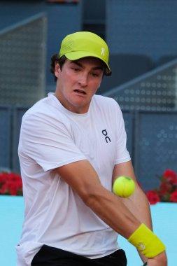 Brezilyalı Joao Fonseca, 23 Nisan 2025 tarihinde İspanya 'nın Madrid kentinde La Caja Magica' da Mutua Madrid Açık 'a karşı eylem halinde.