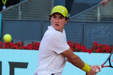 Brezilyalı Joao Fonseca, 23 Nisan 2025 tarihinde İspanya 'nın Madrid kentinde La Caja Magica' da Mutua Madrid Açık 'a karşı eylem halinde.