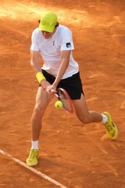 Brezilyalı Joao Fonseca, 23 Nisan 2025 tarihinde İspanya 'nın Madrid kentinde La Caja Magica' da Mutua Madrid Açık 'a karşı eylem halinde.