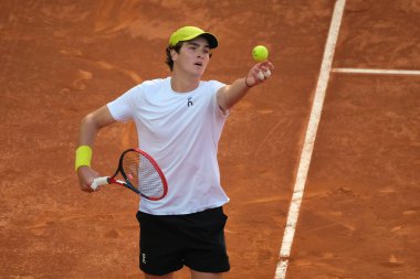 Brezilyalı Joao Fonseca, 23 Nisan 2025 tarihinde İspanya 'nın Madrid kentinde La Caja Magica' da Mutua Madrid Açık 'a karşı eylem halinde.