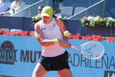 Polonyalı Iga Swiatek, 23 Nisan 2025 tarihinde İspanya 'nın Madrid kentinde La Caja Magica' da Mutua Madrid Açık 'a karşı eylem halinde.