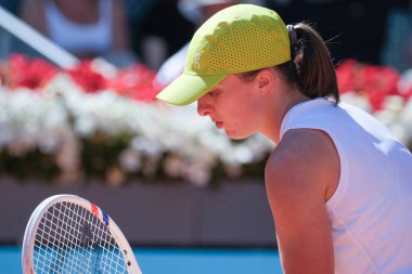 Polonyalı Iga Swiatek, 23 Nisan 2025 tarihinde İspanya 'nın Madrid kentinde La Caja Magica' da Mutua Madrid Açık 'a karşı eylem halinde.