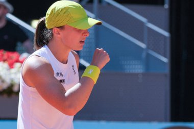 Polonyalı Iga Swiatek, 23 Nisan 2025 tarihinde İspanya 'nın Madrid kentinde La Caja Magica' da Mutua Madrid Açık 'a karşı eylem halinde.