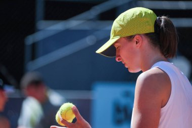 Polonyalı Iga Swiatek, 23 Nisan 2025 tarihinde İspanya 'nın Madrid kentinde La Caja Magica' da Mutua Madrid Açık 'a karşı eylem halinde.