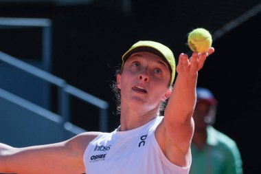 Polonyalı Iga Swiatek, 23 Nisan 2025 tarihinde İspanya 'nın Madrid kentinde La Caja Magica' da Mutua Madrid Açık 'a karşı eylem halinde.