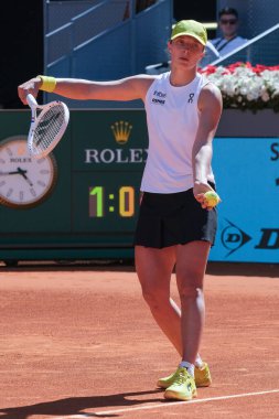 Polonyalı Iga Swiatek, 23 Nisan 2025 tarihinde İspanya 'nın Madrid kentinde La Caja Magica' da Mutua Madrid Açık 'a karşı eylem halinde.