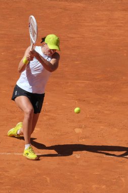 Polonyalı Iga Swiatek, 23 Nisan 2025 tarihinde İspanya 'nın Madrid kentinde La Caja Magica' da Mutua Madrid Açık 'a karşı eylem halinde.