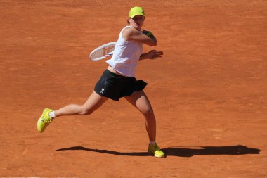 Polonyalı Iga Swiatek, 23 Nisan 2025 tarihinde İspanya 'nın Madrid kentinde La Caja Magica' da Mutua Madrid Açık 'a karşı eylem halinde.