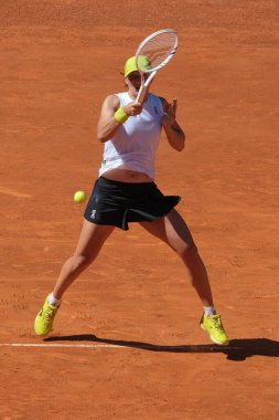 Polonyalı Iga Swiatek, 23 Nisan 2025 tarihinde İspanya 'nın Madrid kentinde La Caja Magica' da Mutua Madrid Açık 'a karşı eylem halinde.