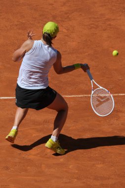 Polonyalı Iga Swiatek, 23 Nisan 2025 tarihinde İspanya 'nın Madrid kentinde La Caja Magica' da Mutua Madrid Açık 'a karşı eylem halinde.