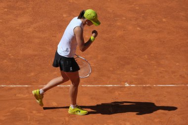 Polonyalı Iga Swiatek, 23 Nisan 2025 tarihinde İspanya 'nın Madrid kentinde La Caja Magica' da Mutua Madrid Açık 'a karşı eylem halinde.