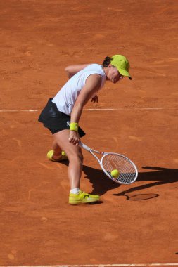 Polonyalı Iga Swiatek, 23 Nisan 2025 tarihinde İspanya 'nın Madrid kentinde La Caja Magica' da Mutua Madrid Açık 'a karşı eylem halinde.