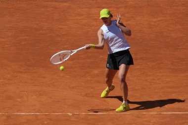 Polonyalı Iga Swiatek, 23 Nisan 2025 tarihinde İspanya 'nın Madrid kentinde La Caja Magica' da Mutua Madrid Açık 'a karşı eylem halinde.