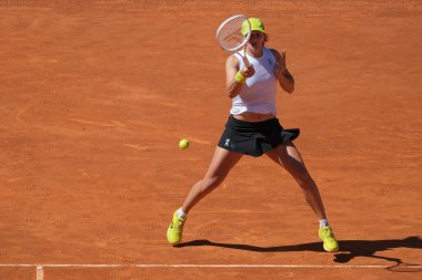 Polonyalı Iga Swiatek, 23 Nisan 2025 tarihinde İspanya 'nın Madrid kentinde La Caja Magica' da Mutua Madrid Açık 'a karşı eylem halinde.