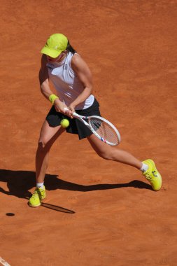 Polonyalı Iga Swiatek, 23 Nisan 2025 tarihinde İspanya 'nın Madrid kentinde La Caja Magica' da Mutua Madrid Açık 'a karşı eylem halinde.