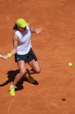 Polonyalı Iga Swiatek, 23 Nisan 2025 tarihinde İspanya 'nın Madrid kentinde La Caja Magica' da Mutua Madrid Açık 'a karşı eylem halinde.