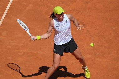 Polonyalı Iga Swiatek, 23 Nisan 2025 tarihinde İspanya 'nın Madrid kentinde La Caja Magica' da Mutua Madrid Açık 'a karşı eylem halinde.