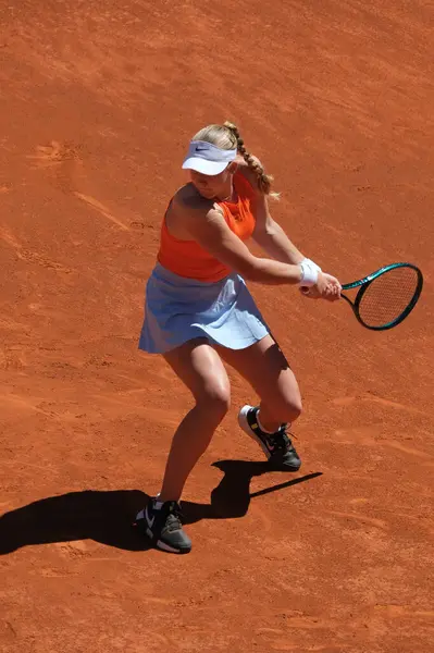 Marie Bouzkova, 23 Nisan 2025 tarihinde İspanya 'nın Madrid kentinde La Caja Magica' da Mutua Madrid Açık 'a karşı eylem halinde.