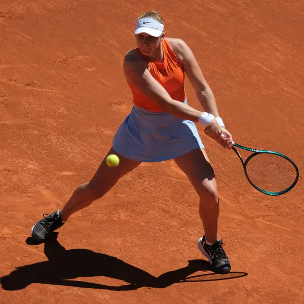 Marie Bouzkova, 23 Nisan 2025 tarihinde İspanya 'nın Madrid kentinde La Caja Magica' da Mutua Madrid Açık 'a karşı eylem halinde.