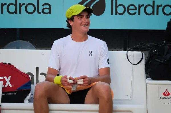 Brezilyalı Joao Fonseca, 23 Nisan 2025 tarihinde İspanya 'nın Madrid kentinde La Caja Magica' da Mutua Madrid Açık 'a karşı eylem halinde.