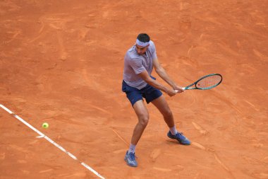 Lorenzo Sonego, 26 Nisan 2025 tarihinde İspanya 'nın Madrid kentinde La Caja Magica' da Alex de Minaur 'a karşı faaliyet göstermektedir.