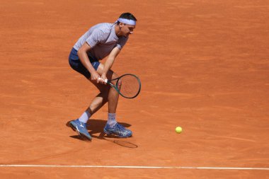 Lorenzo Sonego, 26 Nisan 2025 tarihinde İspanya 'nın Madrid kentinde La Caja Magica' da Alex de Minaur 'a karşı faaliyet göstermektedir.