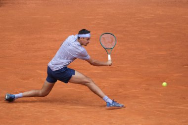 Lorenzo Sonego, 26 Nisan 2025 tarihinde İspanya 'nın Madrid kentinde La Caja Magica' da Alex de Minaur 'a karşı faaliyet göstermektedir.
