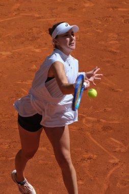 İsviçreli Belinda Benciç, 28 Nisan 2025 tarihinde İspanya 'nın Madrid kentinde La Caja Magica' da düzenlenen Mutua Madrid Açık 'ta eylem halindedir.