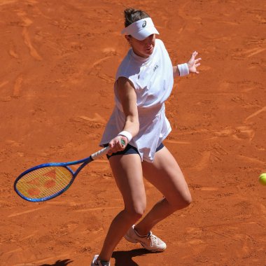 İsviçreli Belinda Benciç, 28 Nisan 2025 tarihinde İspanya 'nın Madrid kentinde La Caja Magica' da düzenlenen Mutua Madrid Açık 'ta eylem halindedir.