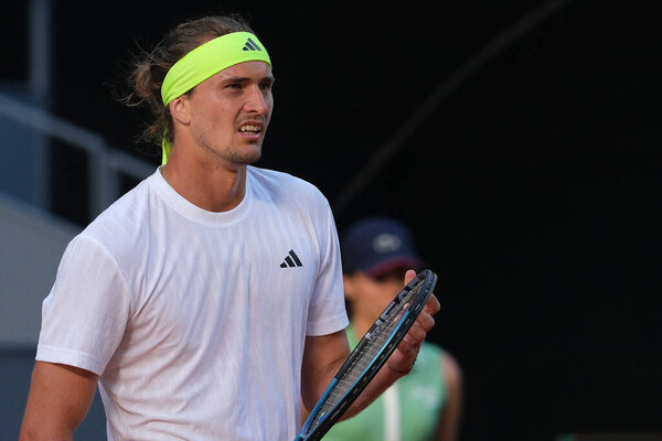 Александр Зверев из Германии в действии на Mutua Madrid Open в La Caja Magica 29 апреля 2025 года в Мадриде, Испания