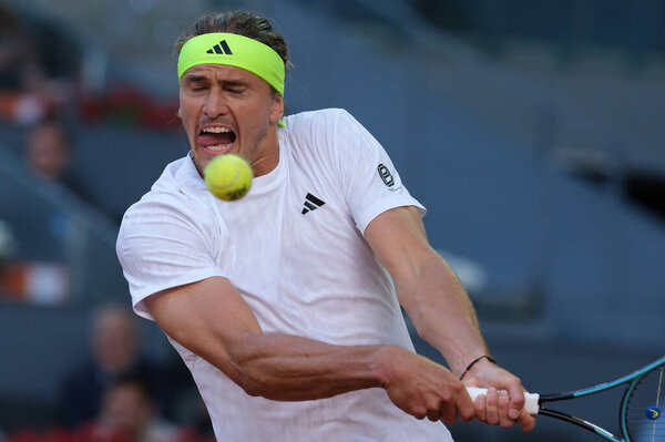 Александр Зверев из Германии в действии на Mutua Madrid Open в La Caja Magica 29 апреля 2025 года в Мадриде, Испания