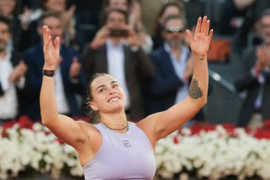 Aryna Sabalenka, İspanya 'nın Madrid şehrinde 3 Mayıs 2025 tarihinde La Caja Magica' da Mutua Madrid Açık 'a karşı harekat halindedir.
