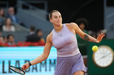 Aryna Sabalenka, İspanya 'nın Madrid şehrinde 3 Mayıs 2025 tarihinde La Caja Magica' da Mutua Madrid Açık 'a karşı harekat halindedir.