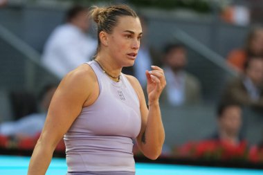 Aryna Sabalenka, İspanya 'nın Madrid şehrinde 3 Mayıs 2025 tarihinde La Caja Magica' da Mutua Madrid Açık 'a karşı harekat halindedir.