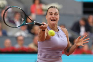Aryna Sabalenka, İspanya 'nın Madrid şehrinde 3 Mayıs 2025 tarihinde La Caja Magica' da Mutua Madrid Açık 'a karşı harekat halindedir.