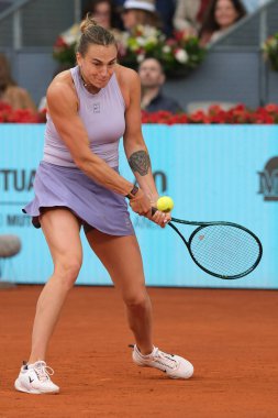 Aryna Sabalenka, İspanya 'nın Madrid şehrinde 3 Mayıs 2025 tarihinde La Caja Magica' da Mutua Madrid Açık 'a karşı harekat halindedir.