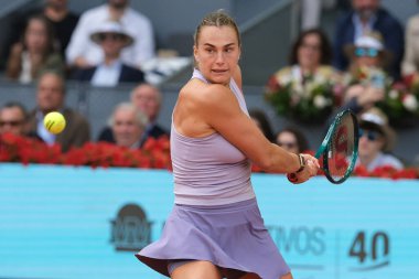 Aryna Sabalenka, İspanya 'nın Madrid şehrinde 3 Mayıs 2025 tarihinde La Caja Magica' da Mutua Madrid Açık 'a karşı harekat halindedir.