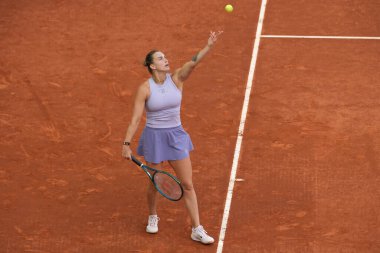Aryna Sabalenka, İspanya 'nın Madrid şehrinde 3 Mayıs 2025 tarihinde La Caja Magica' da Mutua Madrid Açık 'a karşı harekat halindedir.