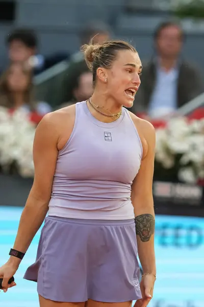 Aryna Sabalenka, İspanya 'nın Madrid şehrinde 3 Mayıs 2025 tarihinde La Caja Magica' da Mutua Madrid Açık 'a karşı harekat halindedir.
