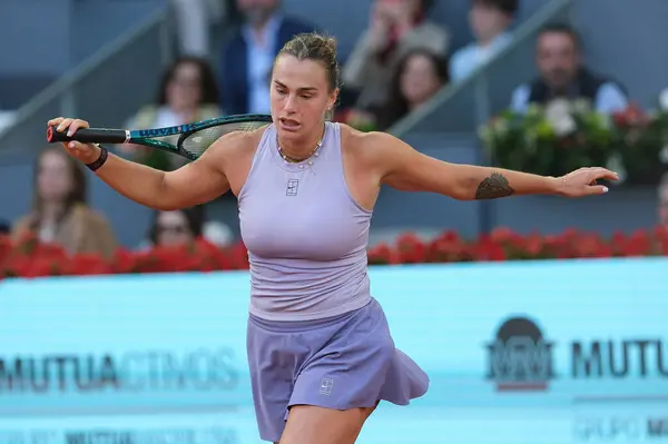 Aryna Sabalenka, İspanya 'nın Madrid şehrinde 3 Mayıs 2025 tarihinde La Caja Magica' da Mutua Madrid Açık 'a karşı harekat halindedir.