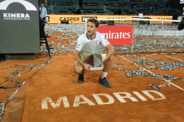 Norveç 'ten Casper Ruud Mutua Madrid Açık 2025 turnuvasında kazandığı zaferden sonra 4 Mayıs 2025 tarihinde İspanya' nın Madrid kentinde La Caja Magica 'da kutlandı.. 