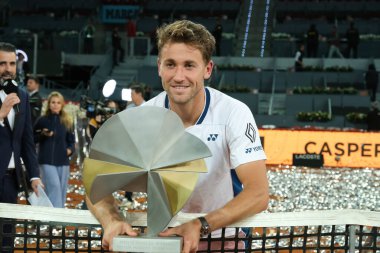 Norveç 'ten Casper Ruud Mutua Madrid Açık 2025 turnuvasında kazandığı zaferden sonra 4 Mayıs 2025 tarihinde İspanya' nın Madrid kentinde La Caja Magica 'da kutlandı.. 