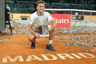 Norveç 'ten Casper Ruud Mutua Madrid Açık 2025 turnuvasında kazandığı zaferden sonra 4 Mayıs 2025 tarihinde İspanya' nın Madrid kentinde La Caja Magica 'da kutlandı.. 