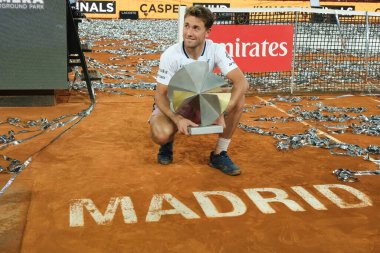 Norveç 'ten Casper Ruud Mutua Madrid Açık 2025 turnuvasında kazandığı zaferden sonra 4 Mayıs 2025 tarihinde İspanya' nın Madrid kentinde La Caja Magica 'da kutlandı.. 