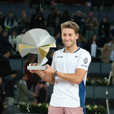 Norveç 'ten Casper Ruud Mutua Madrid Açık 2025 turnuvasında kazandığı zaferden sonra 4 Mayıs 2025 tarihinde İspanya' nın Madrid kentinde La Caja Magica 'da kutlandı.. 