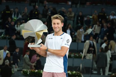 Norveç 'ten Casper Ruud Mutua Madrid Açık 2025 turnuvasında kazandığı zaferden sonra 4 Mayıs 2025 tarihinde İspanya' nın Madrid kentinde La Caja Magica 'da kutlandı.. 