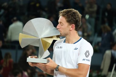 Norveç 'ten Casper Ruud Mutua Madrid Açık 2025 turnuvasında kazandığı zaferden sonra 4 Mayıs 2025 tarihinde İspanya' nın Madrid kentinde La Caja Magica 'da kutlandı.. 
