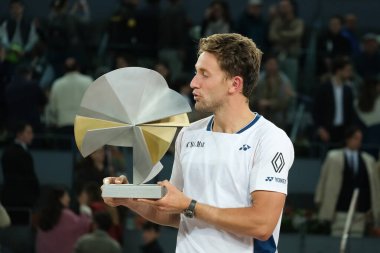 Norveç 'ten Casper Ruud Mutua Madrid Açık 2025 turnuvasında kazandığı zaferden sonra 4 Mayıs 2025 tarihinde İspanya' nın Madrid kentinde La Caja Magica 'da kutlandı.. 