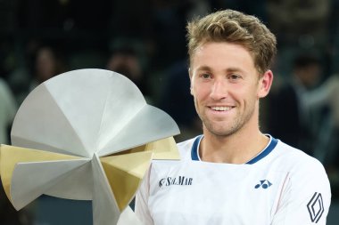 Norveç 'ten Casper Ruud Mutua Madrid Açık 2025 turnuvasında kazandığı zaferden sonra 4 Mayıs 2025 tarihinde İspanya' nın Madrid kentinde La Caja Magica 'da kutlandı.. 